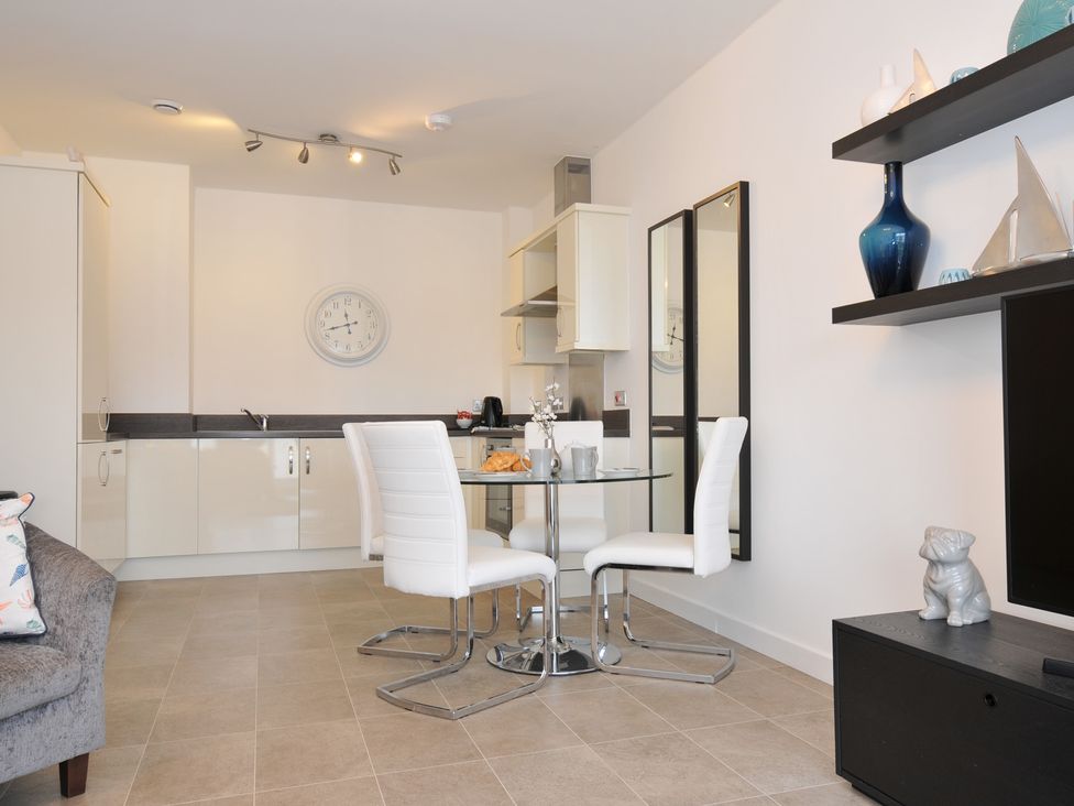 A dining area with a table and chairs at Sea Snug in Newquay