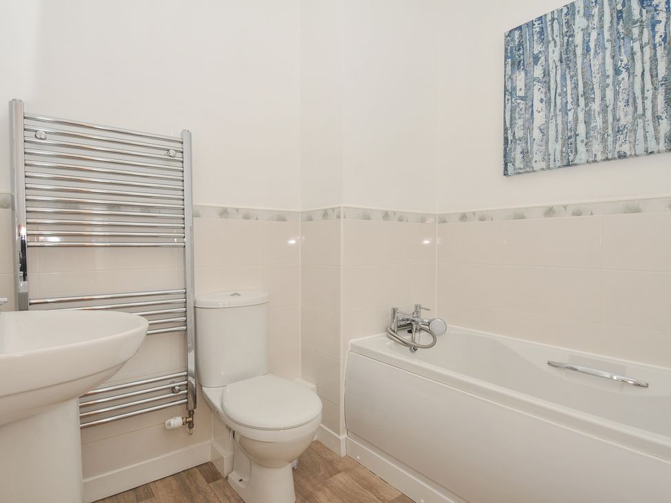 A bathroom with a bathtub and toilet at Sea Snug in Newquay