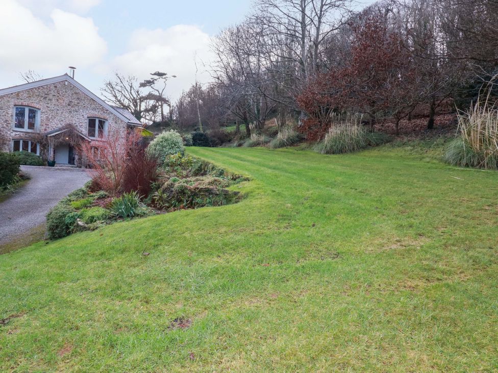 A house with garden and lawn at Kerslake House in Crafthole