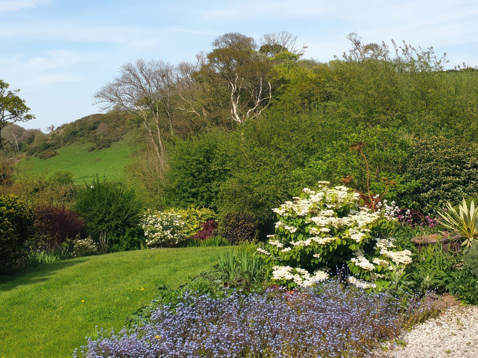 A garden with flowers and trees at Kerslake House Crafthole