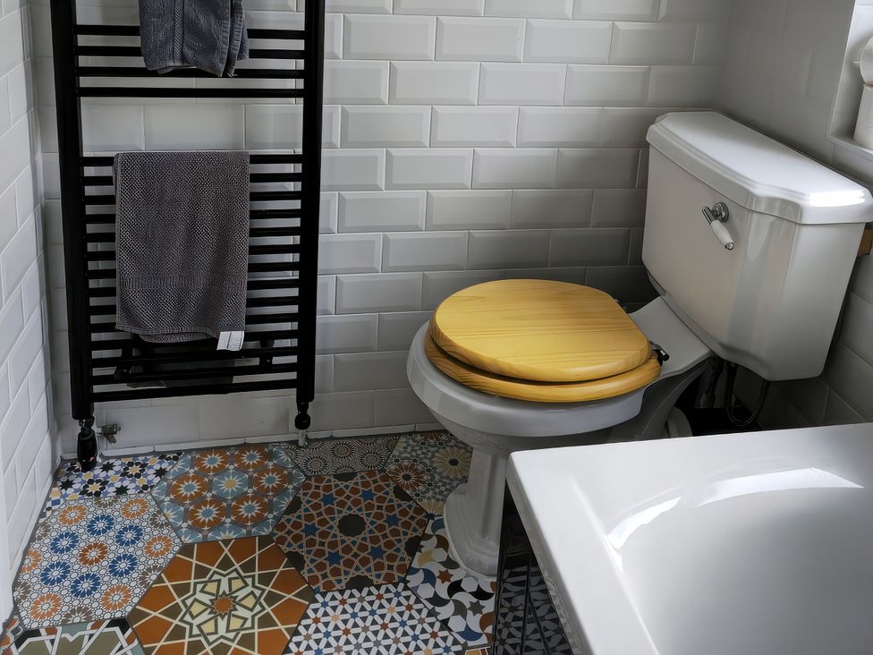 A bathroom with a toilet, towel rack and bath tub at 21 Gensing Road St. Leonards-on-Sea