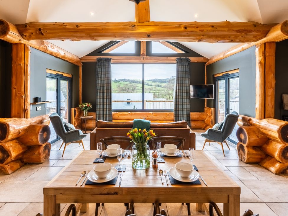 A living room with a dining table and chairs at Bears Den in Addingham