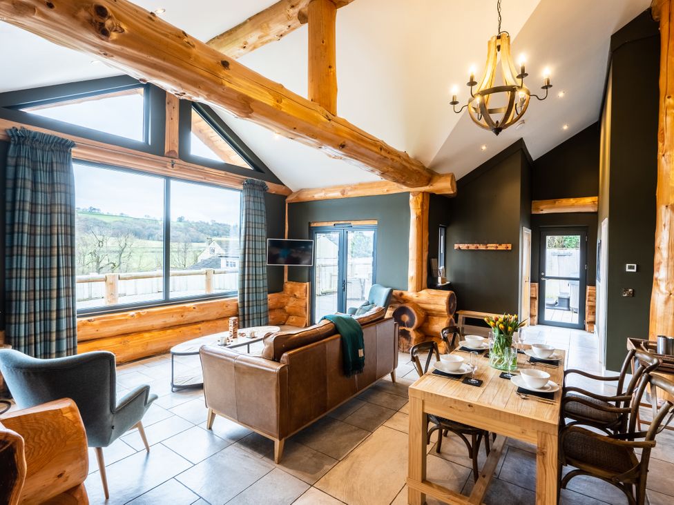 A living room with furniture and windows at Bears Den in Addingham