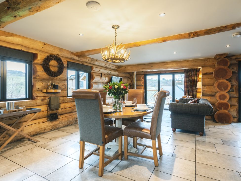 A dining room with a table and chairs at Keepers Cabin in Addingham