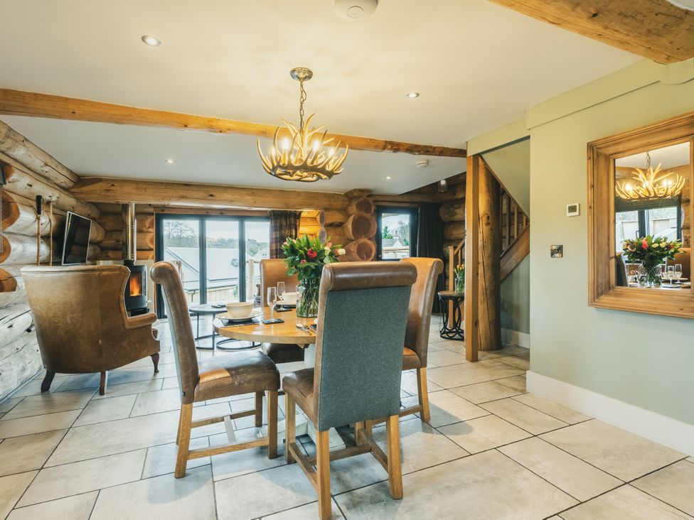 A dining room with a table and chairs at Keepers Cabin in Addingham