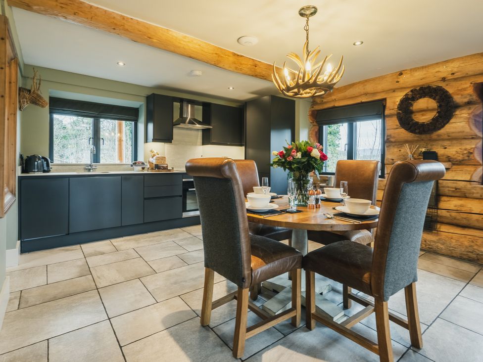 A dining room with a table and chairs at Keepers Cabin in Addingham