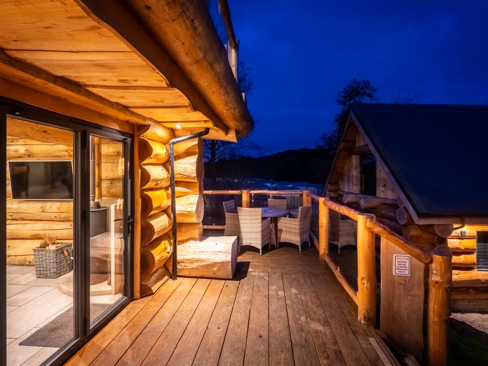A deck with furniture at Keepers Cabin in Addingham