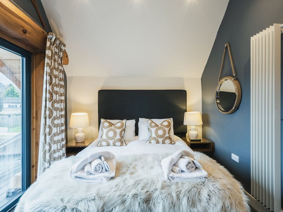 A bedroom with a bed and lamps at Apres Ski in Addingham