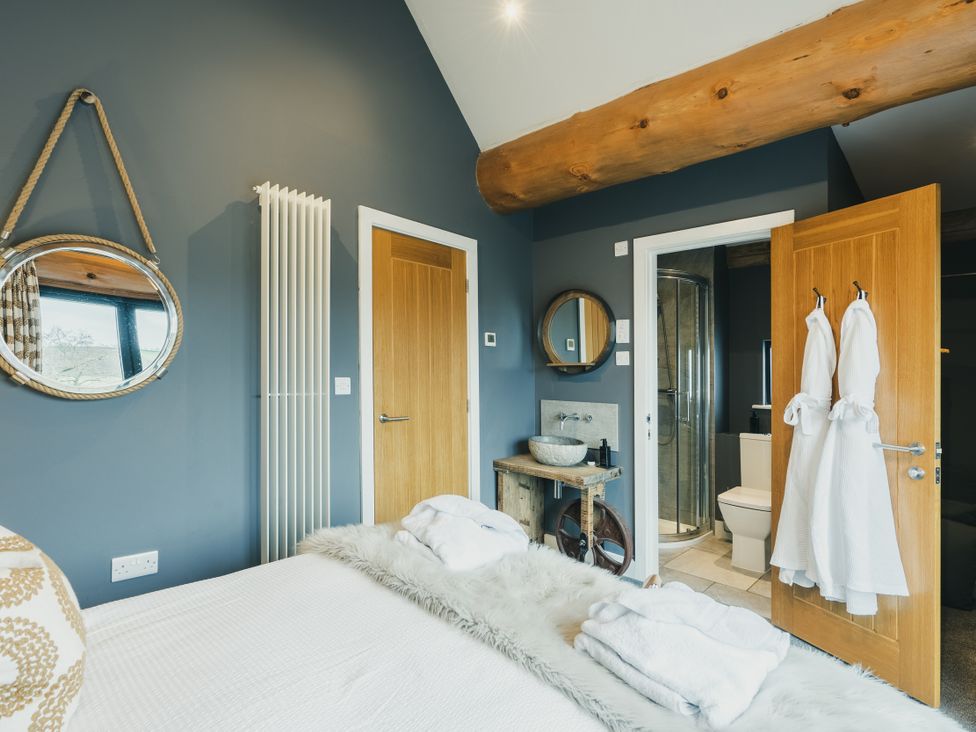 A bedroom with bed and bathroom access at Apres Ski in Addingham