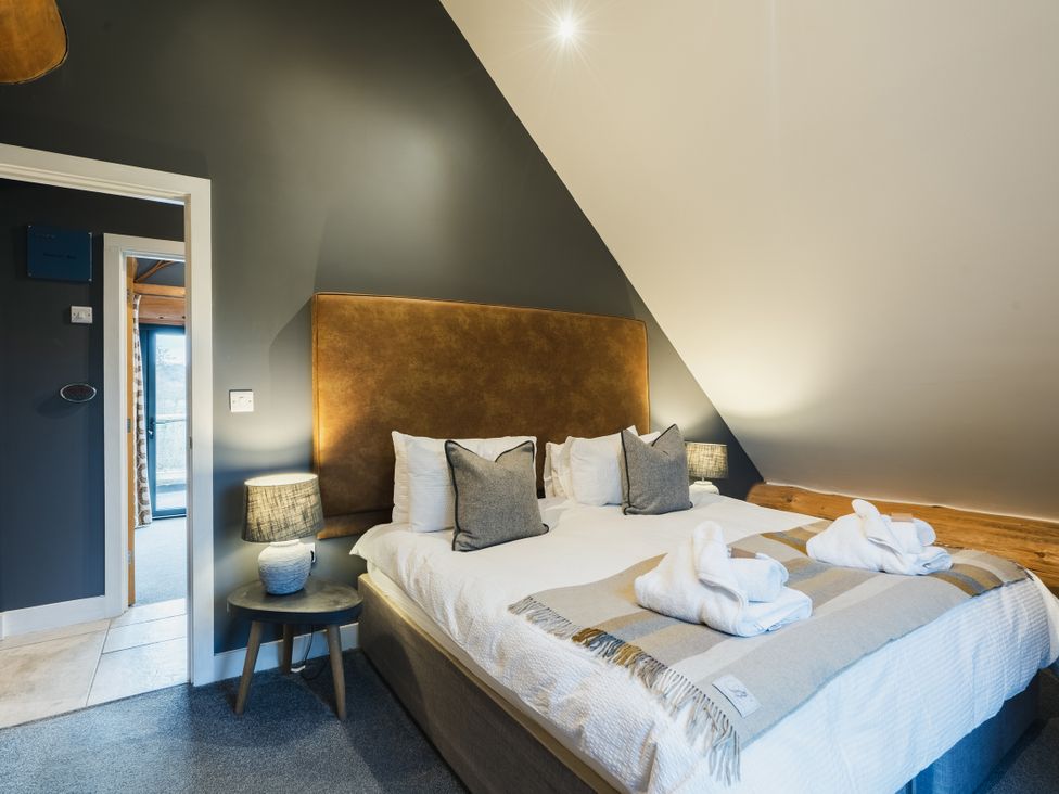 A bedroom with a bed and bedside table at Apres Ski in Addingham