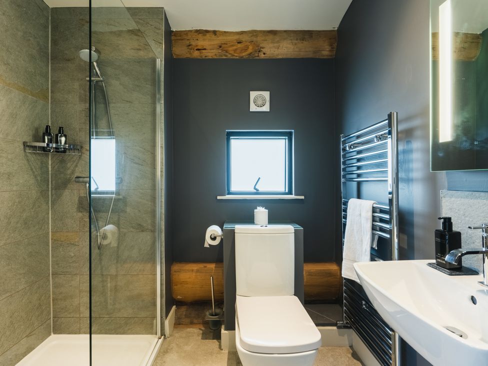 A bathroom with a shower, toilet, and sink at Apres Ski in Addingham