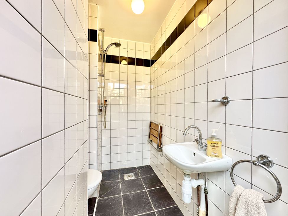 A bathroom with shower, sink, and toilet at Seeview in Charleville