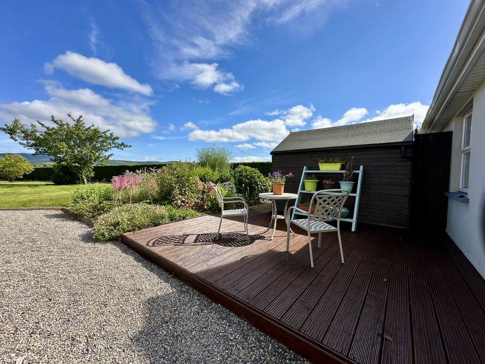 A garden with a seating area and plants at Seeview in Charleville