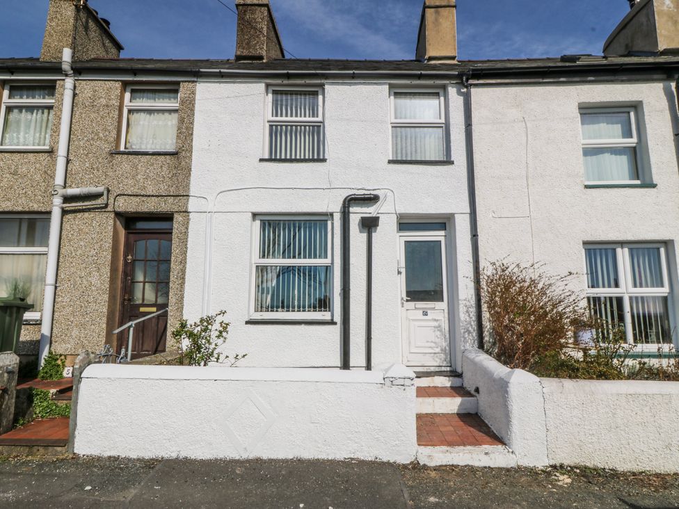 A residential building with a door and windows in Garndolbenmaen near Porthmadog