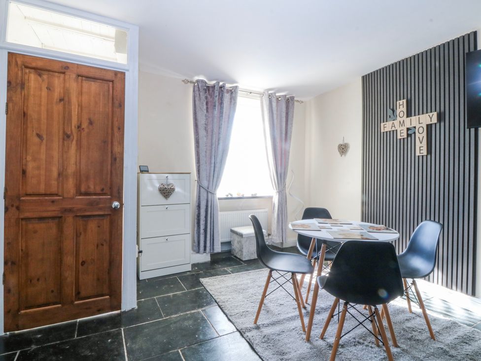 A dining room with a table and chairs at Tegfan Garndolbenmaen near Porthmadog