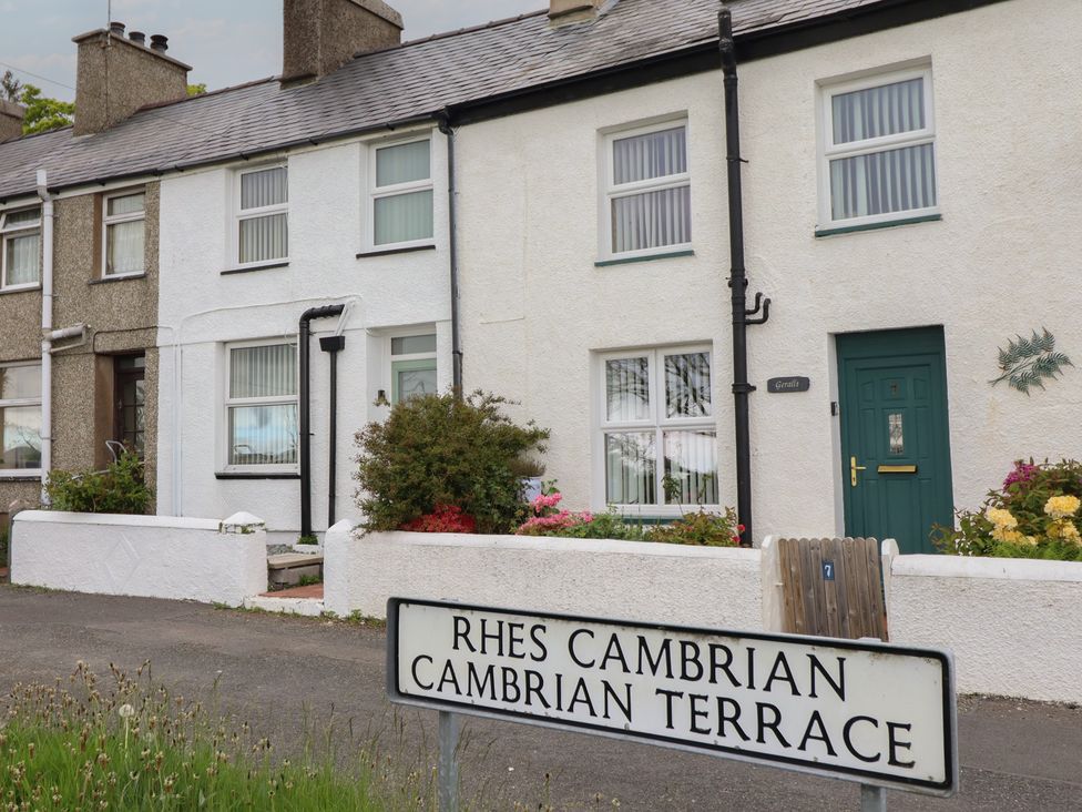 A terraced house with garden at Tegfan in Garndolbenmaen