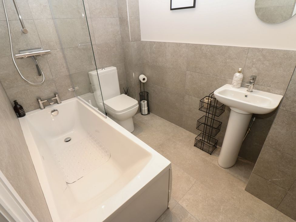 A bathroom featuring a bathtub, toilet, and sink at Brooklyn Cottage in Kirkby Malzeard