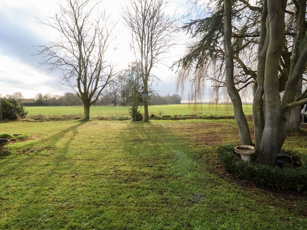 A garden with grass and trees at Three Ways South Lopham near Garboldisham