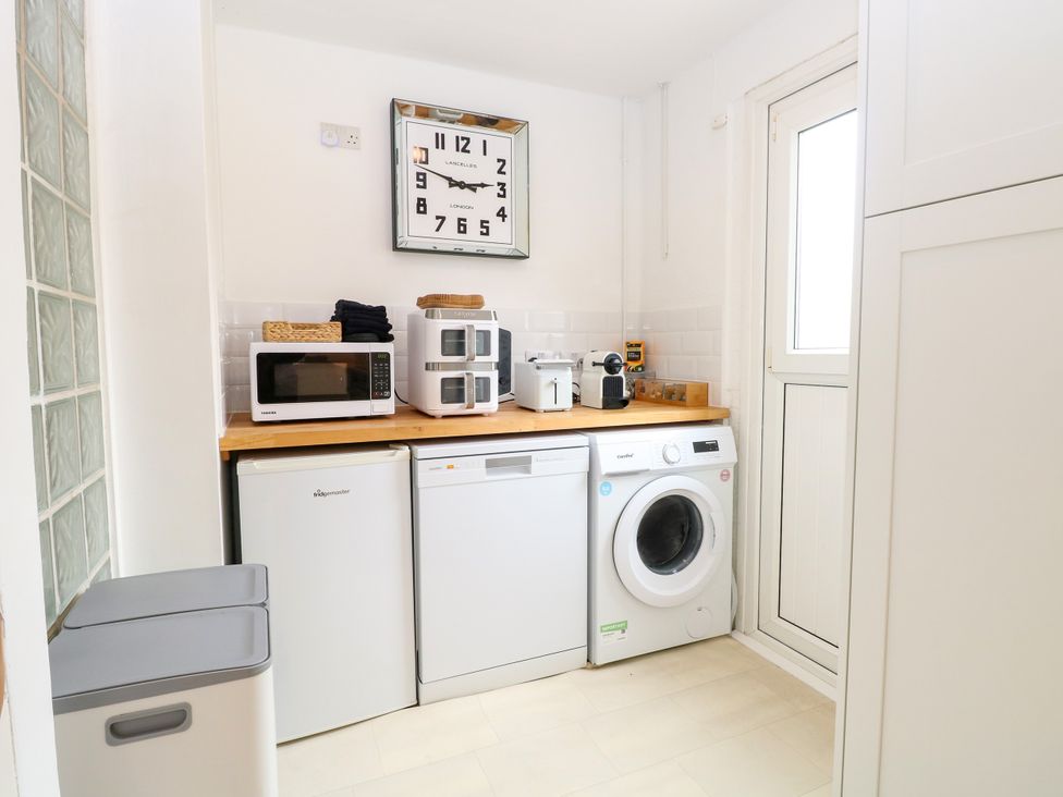 A laundry room with appliances on a countertop at Three Ways South Lopham near Garboldisham