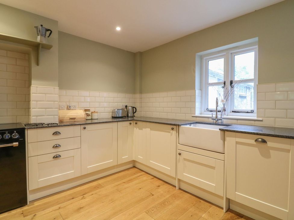 A kitchen with sink and oven at School House in Ivybridge