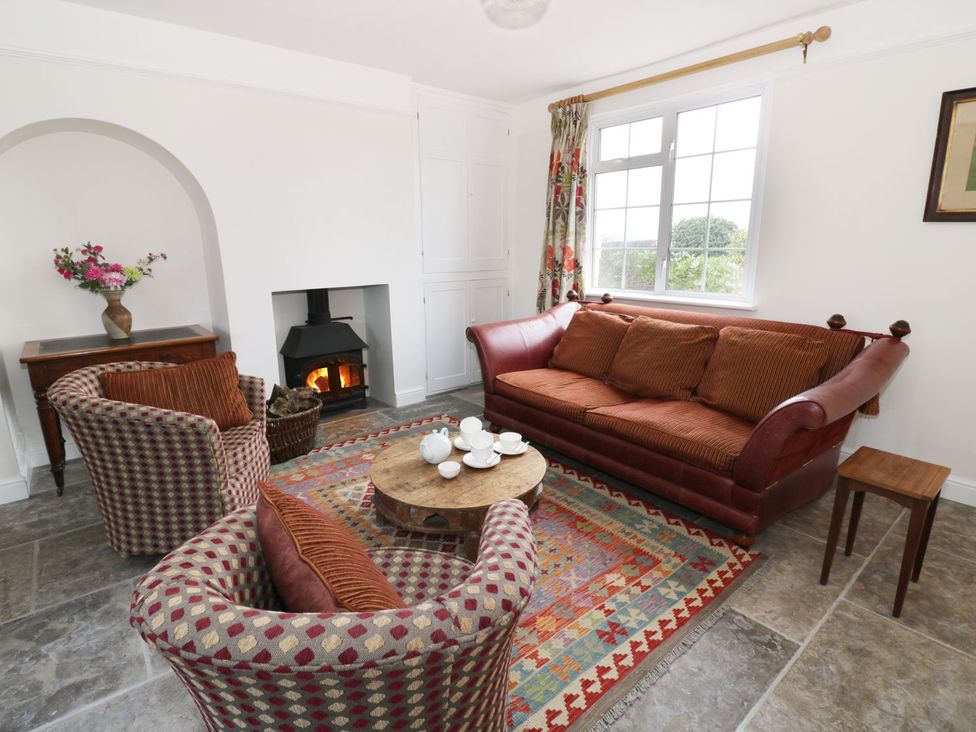 A living room with a sofa, chairs and a coffee table at Glencoe Cottage in Broadway