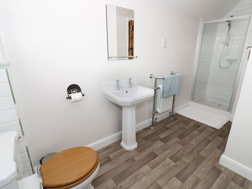A bathroom with a sink, toilet, and shower at Glencoe Cottage in Broadway