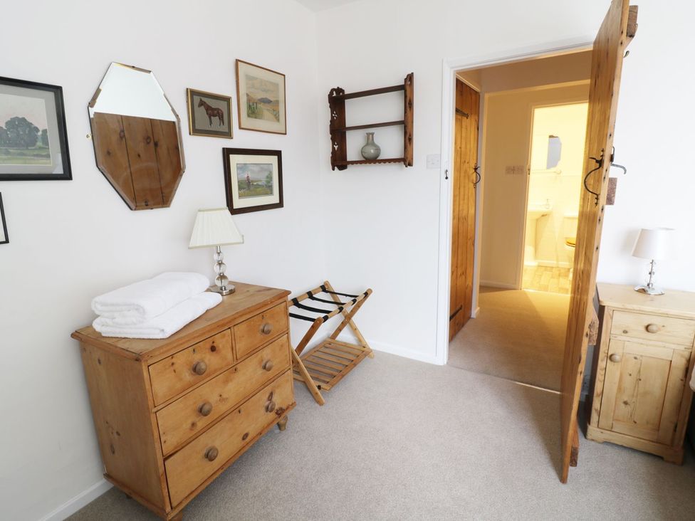 A bedroom with furniture and decor at Glencoe Cottage in Broadway
