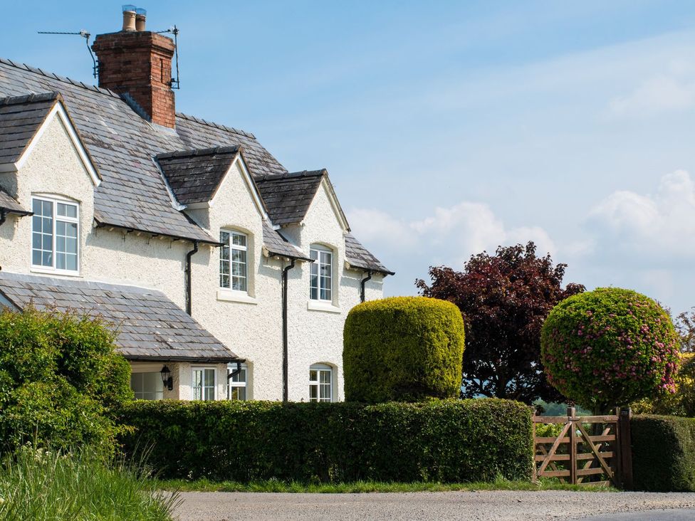 A house with a chimney and garden at Glencoe Cottage in Broadway