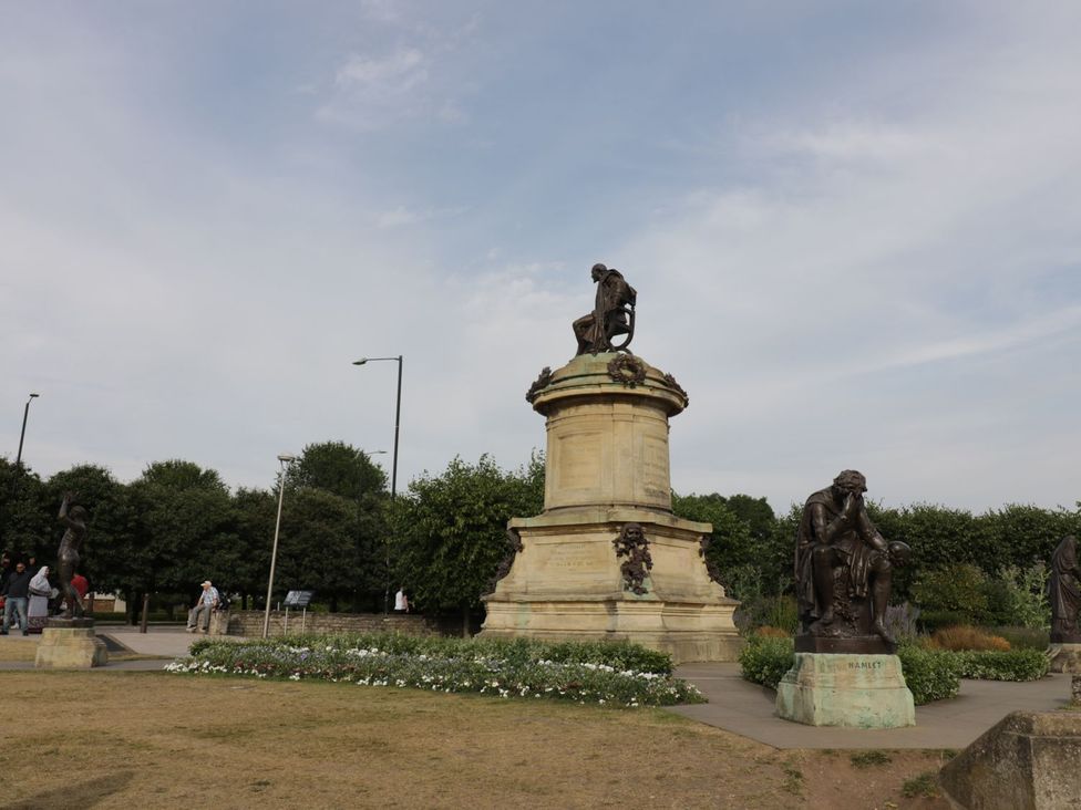 A statue on a pedestal in a park at Glencoe Cottage Broadway