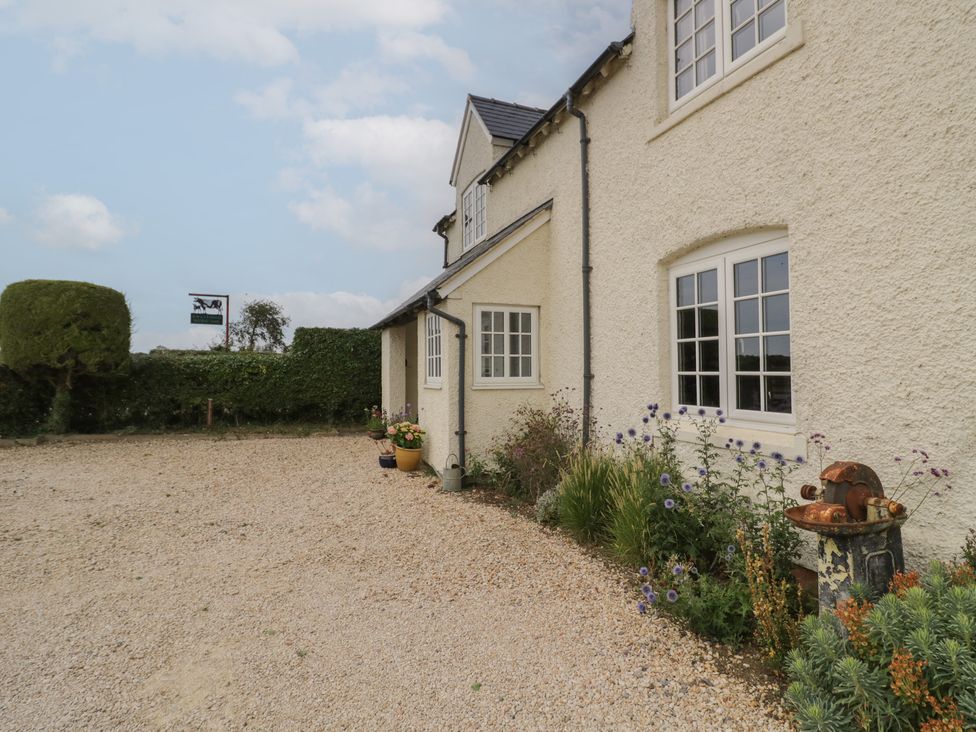 A house exterior with plants and a gravel area at Glencoe Cottage in Broadway