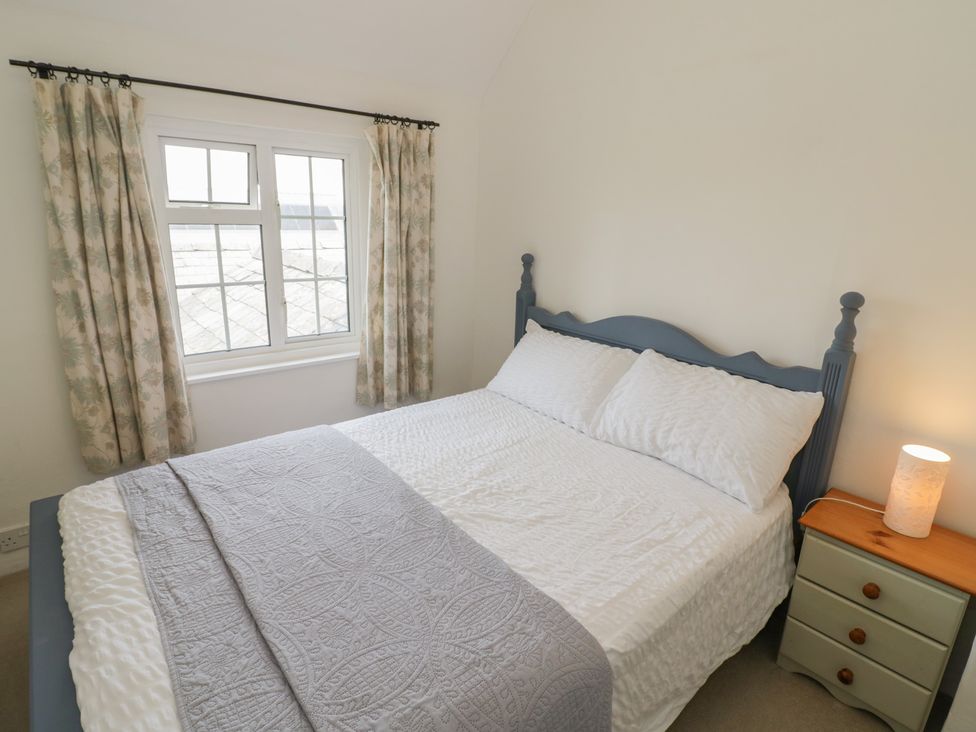 A bedroom with a bed and window at Glencoe Cottage in Broadway