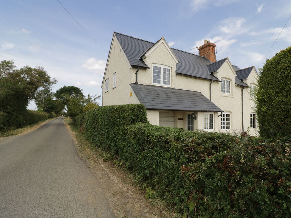 A house beside a road with hedges at Glencoe Cottage in Broadway