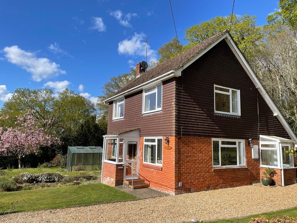 A house with a garden and paths at Roslyn in Romsey