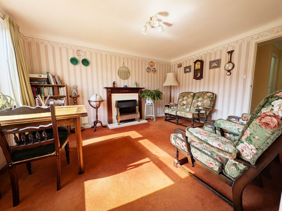 A living room with sofas and a desk at Roslyn in Romsey
