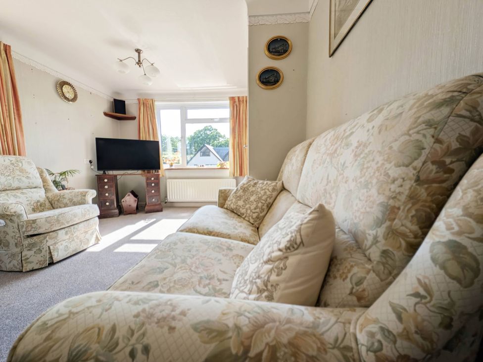 A living room with a sofa and television at Roslyn in Romsey