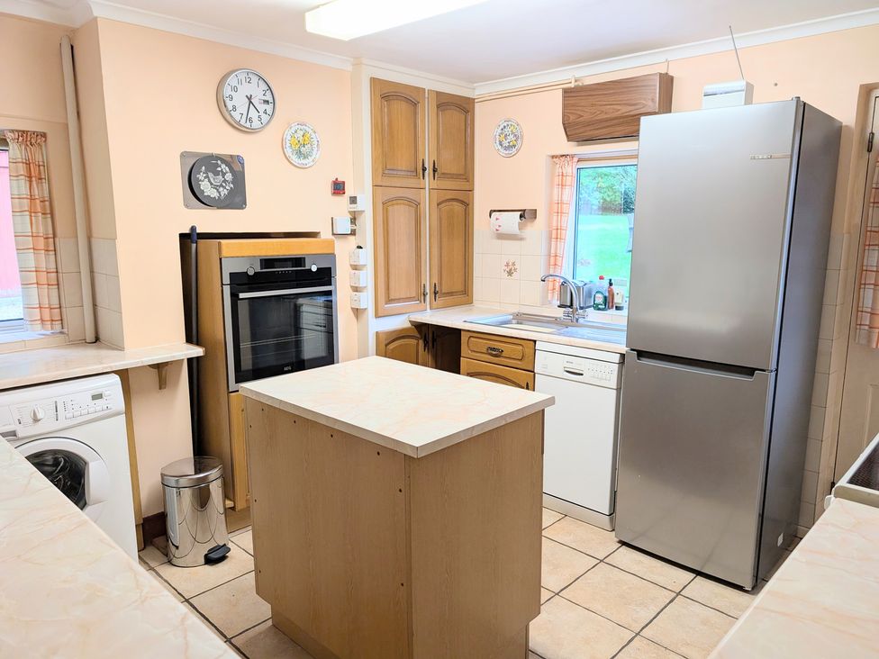 A kitchen with appliances and cabinets at Roslyn in Romsey