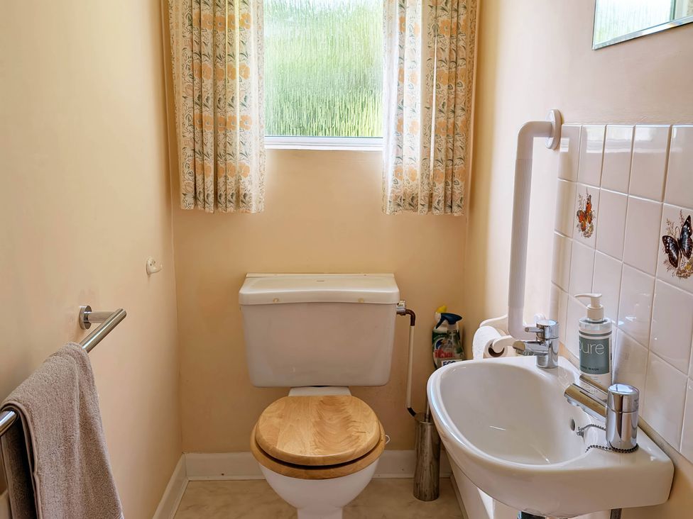 A bathroom with a sink and toilet at Roslyn in Romsey