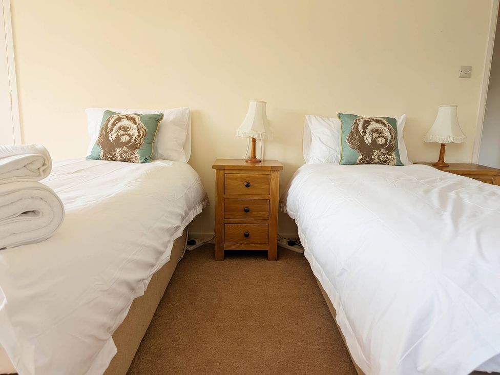 A bedroom with two single beds and nightstands at Roslyn in Romsey
