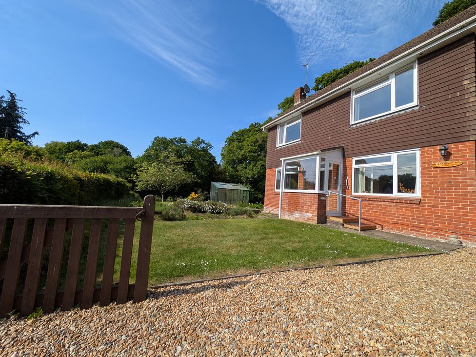 A house with a garden and shed at Roslyn in Romsey