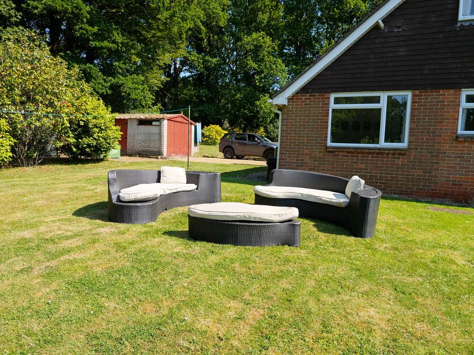 A garden with outdoor furniture at Roslyn in Romsey