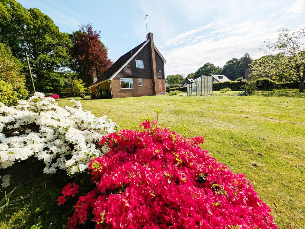 A house and greenhouse in a garden at Roslyn in Romsey