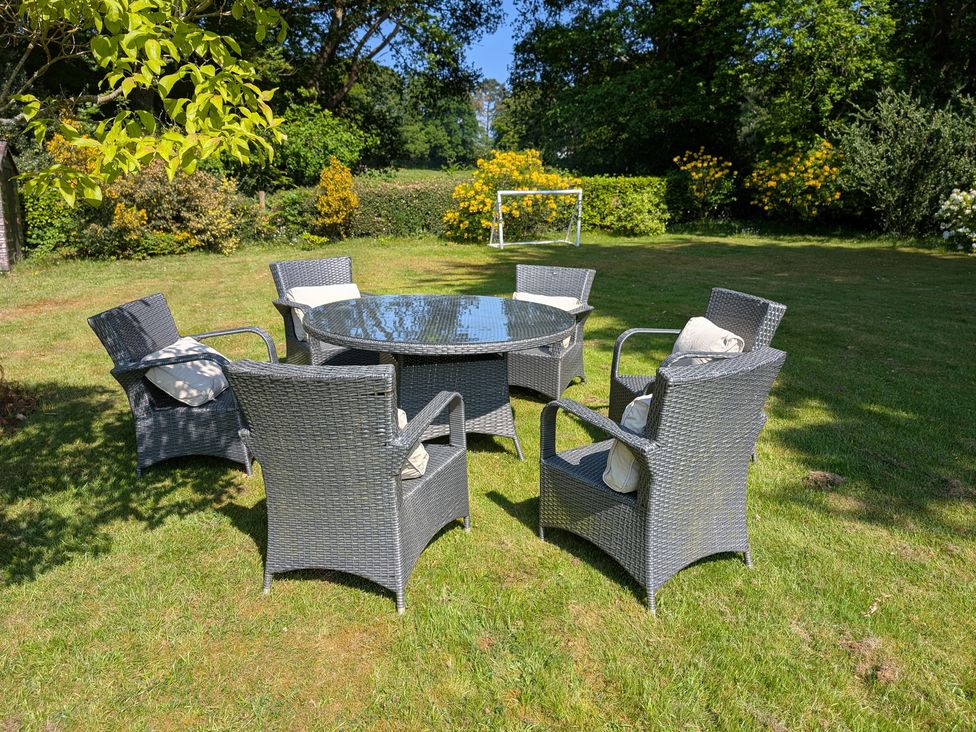 A garden with furniture set at Roslyn in Romsey