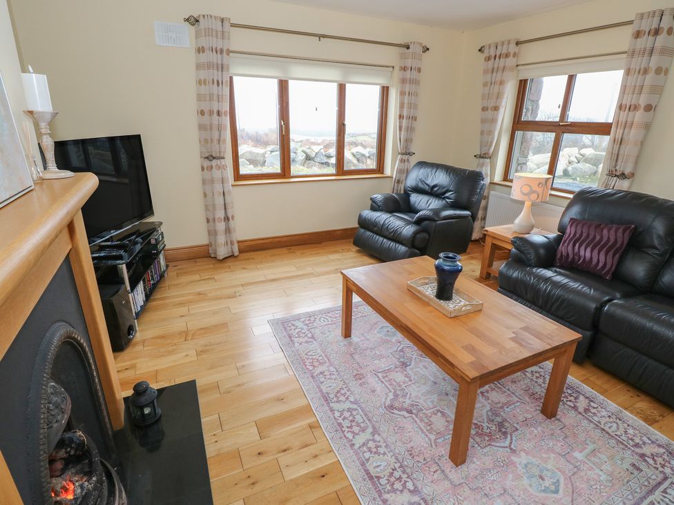 A living room with a television and two sofas at Tigh Marie