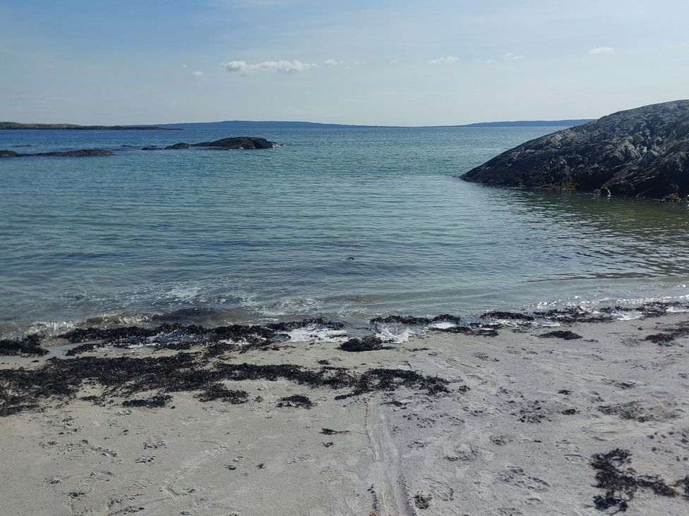 A beach with water and rocks at Tigh Marie