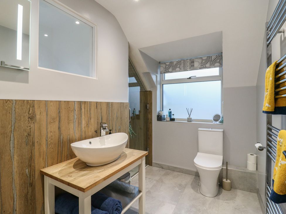 A bathroom with a wash basin and toilet at The Kiln in Colmworth