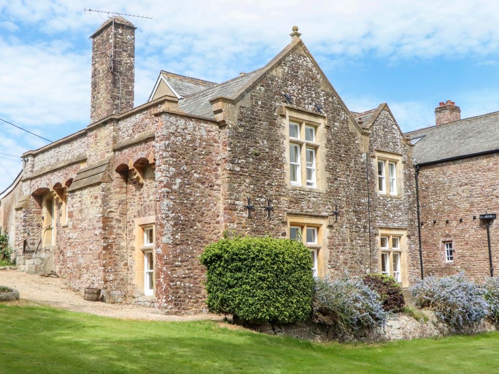 A building with windows and a chimney at Dowrich West Wing Apartment in Crediton