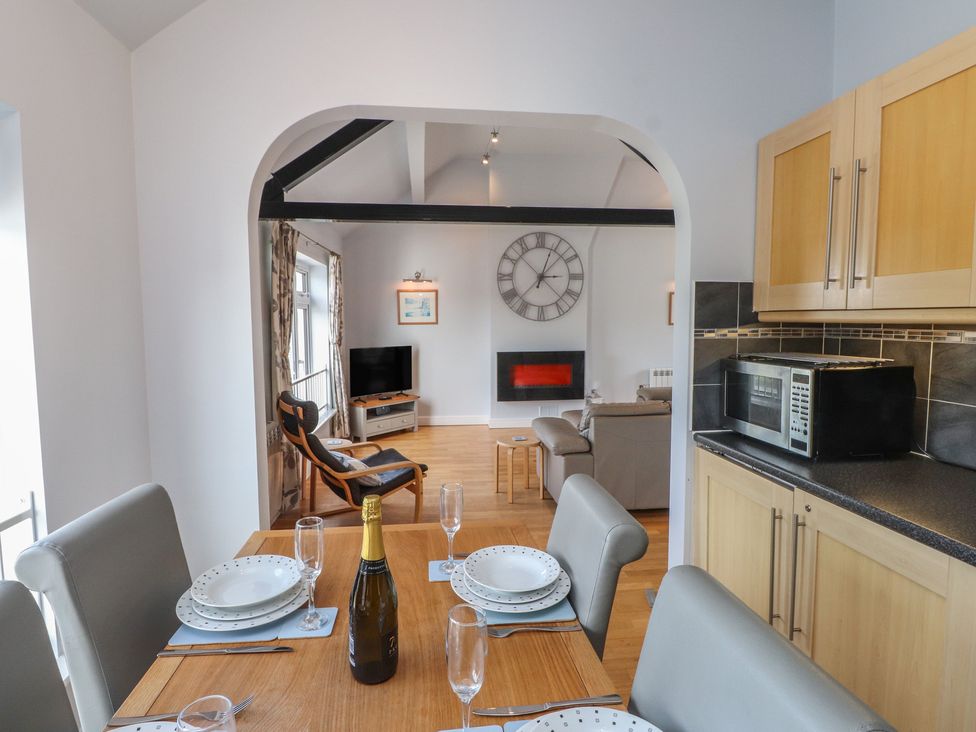 A dining room with a table and chairs at Flat 1 in 