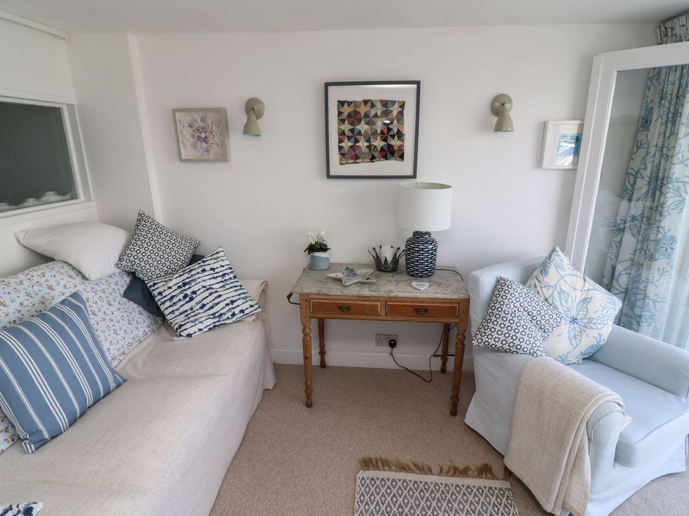 A snug area with seating and a table at Mariners Cottage in Bideford