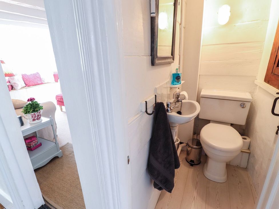 A bathroom with a sink and toilet at Mariners Cottage in Bideford