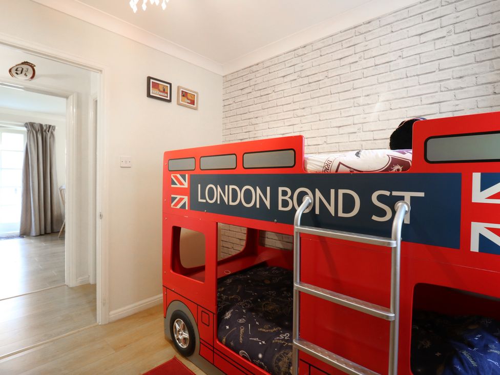 A bunk bed designed as a London bus in a bedroom at Wizard's Hideaway in Watford